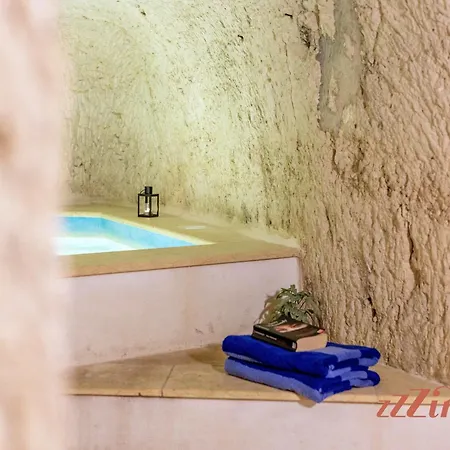 Historic Malta With Rare Indoor Cave Pool 度假居